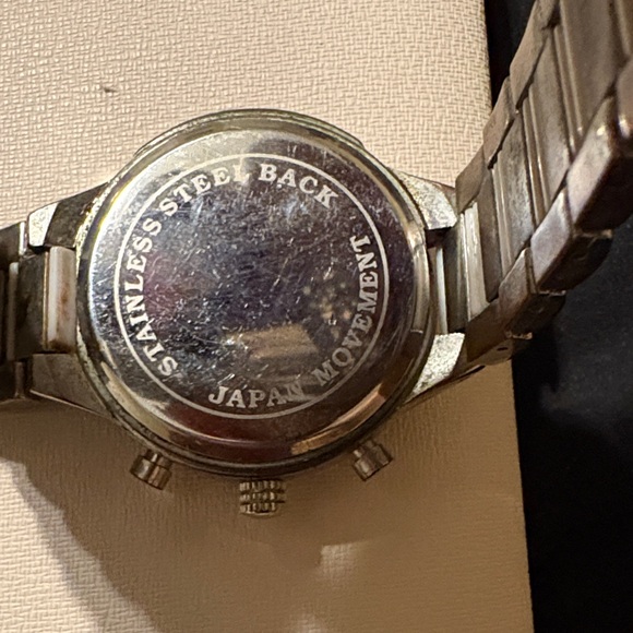 Elegant Silver and White Women's Watch - Picture 9 of 17